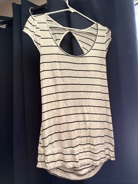 Striped Scoop-Back Tunic Top in White & Black